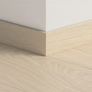 Плинтус ПВХ прямой для LVT Pergo PGVSK40099 Дуб датский светло-серый 2400х12х58 в интерьере