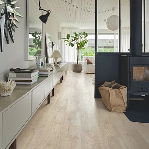 Плитка ПВХ Pergo Modern Plank Glue V3231-40095 Дуб Деревенский светлый 1515*217*2,5 (3,616) в интерьере